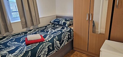 2 Bed Flat - Sleeps 4 - Parking - Balcony - Wifi