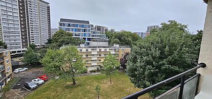 2 Bed Flat - Sleeps 4 - Parking - Balcony - Wifi