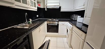 2 Bed Flat - Sleeps 4 - Parking - Balcony - Wifi