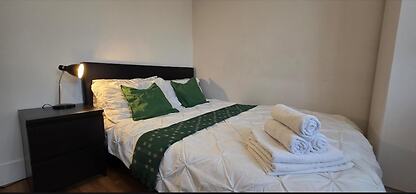 2 Bed Flat - Sleeps 4 - Parking - Balcony - Wifi