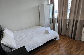 2 Bed Flat - Sleeps 4 - Parking - Balcony - Wifi