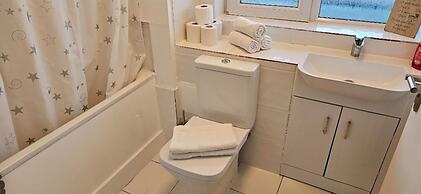 2 Bed Flat - Sleeps 4 - Parking - Balcony - Wifi