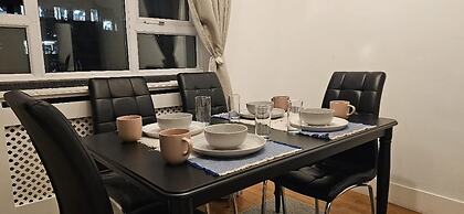 2 Bed Flat - Sleeps 4 - Parking - Balcony - Wifi