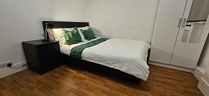 2 Bed Flat - Sleeps 4 - Parking - Balcony - Wifi