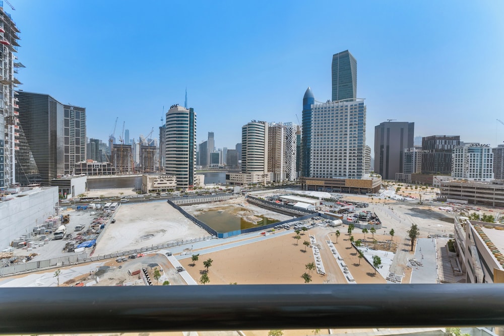 Waves - Executive Bay Studio: Canal View/Modern Amenities