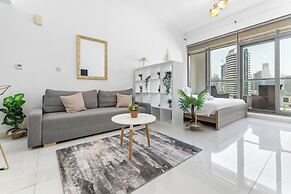 Waves - Executive Bay Studio: Canal View/Modern Amenities