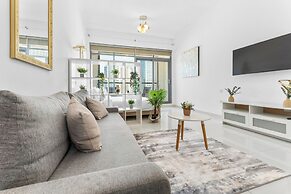 Waves - Executive Bay Studio: Canal View/Modern Amenities