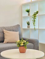 Waves - Executive Bay Studio: Canal View/Modern Amenities