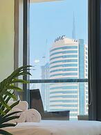 Waves - Executive Bay Studio: Canal View/Modern Amenities