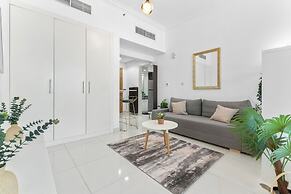 Waves - Executive Bay Studio: Canal View/Modern Amenities