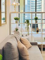 Waves - Executive Bay Studio: Canal View/Modern Amenities