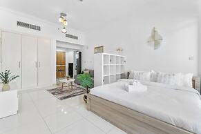 Waves - Executive Bay Studio: Canal View/Modern Amenities