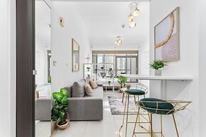 Waves - Executive Bay Studio: Canal View/Modern Amenities