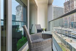 Waves - Executive Bay Studio: Canal View/Modern Amenities