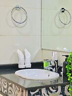 Waves - Executive Bay Studio: Canal View/Modern Amenities