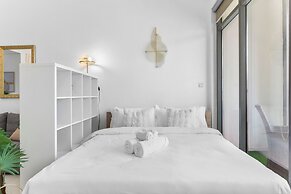 Waves - Executive Bay Studio: Canal View/Modern Amenities