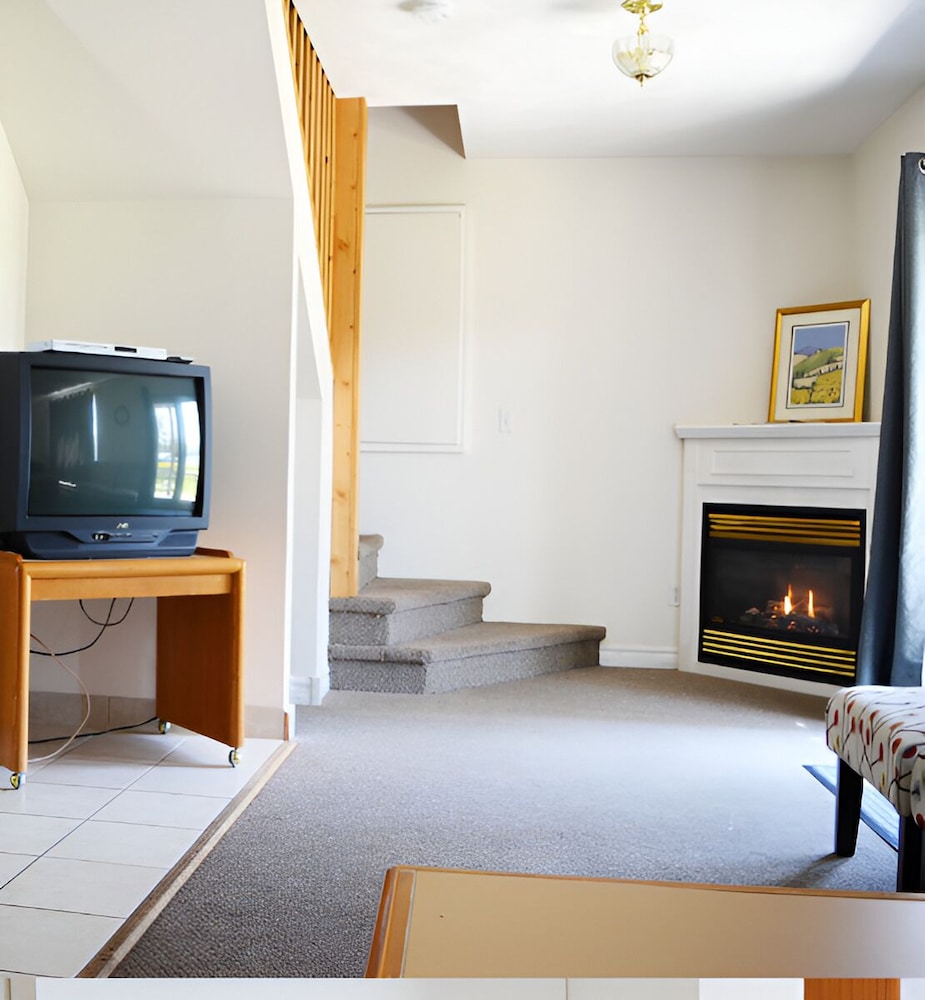 Lions Head Beach Motel & Cottages