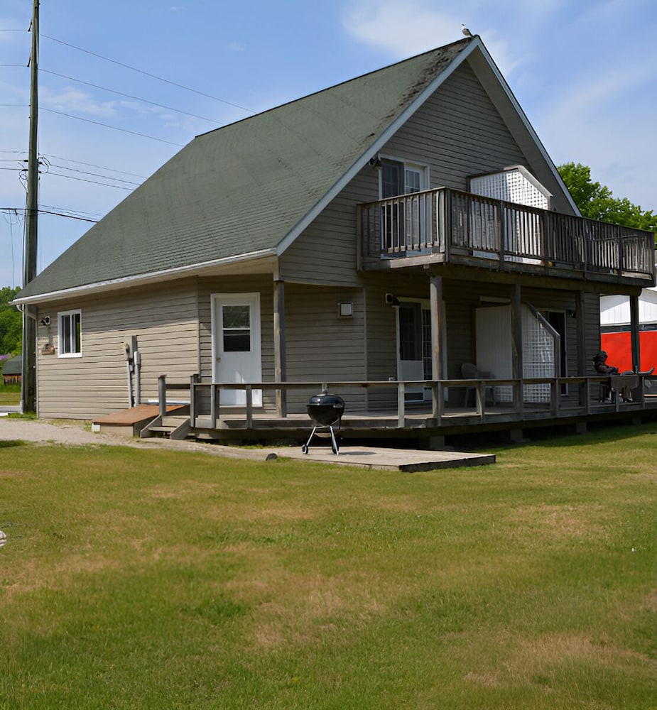 Lions Head Beach Motel & Cottages