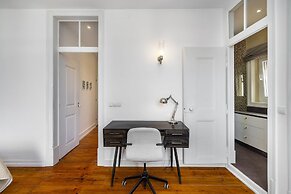 Central 1-Bed W/ River Views Great For D Nomads & R Workers