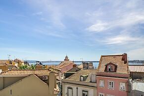 Alfama 2-Bed Minimalist Retreat For Digital Nomads & Remote Workers