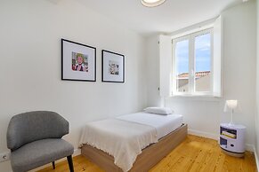 Alfama 2-Bed Minimalist Retreat For Digital Nomads & Remote Workers