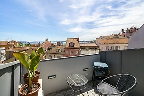Alfama 2-Bed Minimalist Retreat For Digital Nomads & Remote Workers