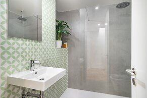 Alfama 2-Bed Minimalist Retreat For Digital Nomads & Remote Workers