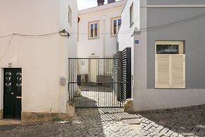 Alfama 2-Bed Minimalist Retreat For Digital Nomads & Remote Workers