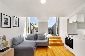 Alfama 2-Bed Minimalist Retreat For Digital Nomads & Remote Workers