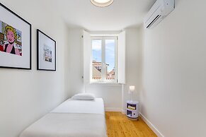 Alfama 2-Bed Minimalist Retreat For Digital Nomads & Remote Workers