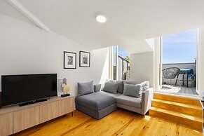 Alfama 2-Bed Minimalist Retreat For Digital Nomads & Remote Workers