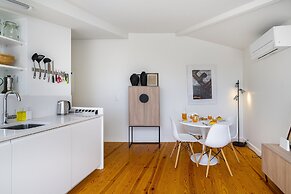 Alfama 2-Bed Minimalist Retreat For Digital Nomads & Remote Workers