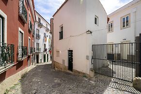 Alfama 2-Bed Minimalist Retreat For Digital Nomads & Remote Workers