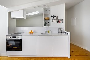 Alfama 2-Bed Minimalist Retreat For Digital Nomads & Remote Workers