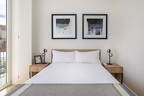 Alfama 2-Bed Minimalist Retreat For Digital Nomads & Remote Workers