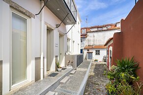 Alfama 2-Bed Minimalist Retreat For Digital Nomads & Remote Workers
