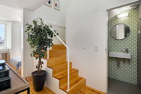 Alfama 2-Bed Minimalist Retreat For Digital Nomads & Remote Workers