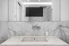 Urban Retreat: Downtown Luxury, Parking, Ac & Elevator