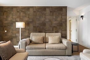 Urban Retreat: Downtown Luxury, Parking, Ac & Elevator