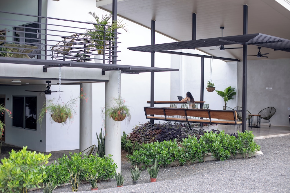 Nomad Living CR