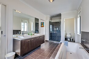 StayAU 5BR Lakefront Escape Point Cook