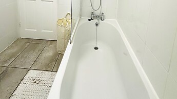 Ibate Apartments - Cozy 2 Bedroom Home