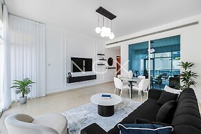 2BR 908 Bay Square B13