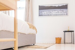 Bright & Airy 2BD - 10min walk to Centre