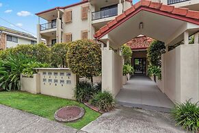 Private Burleigh Retreat a Walk to Beach