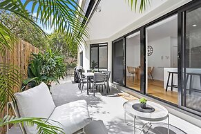 Private Burleigh Retreat a Walk to Beach