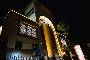 Hotel Golden Arc
