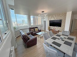 City Centre - Sleeps 4 & Free Parking