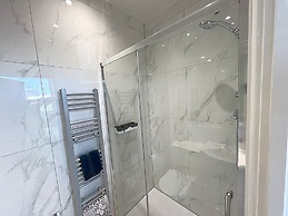City Centre - Sleeps 4 & Free Parking
