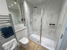 City Centre - Sleeps 4 & Free Parking